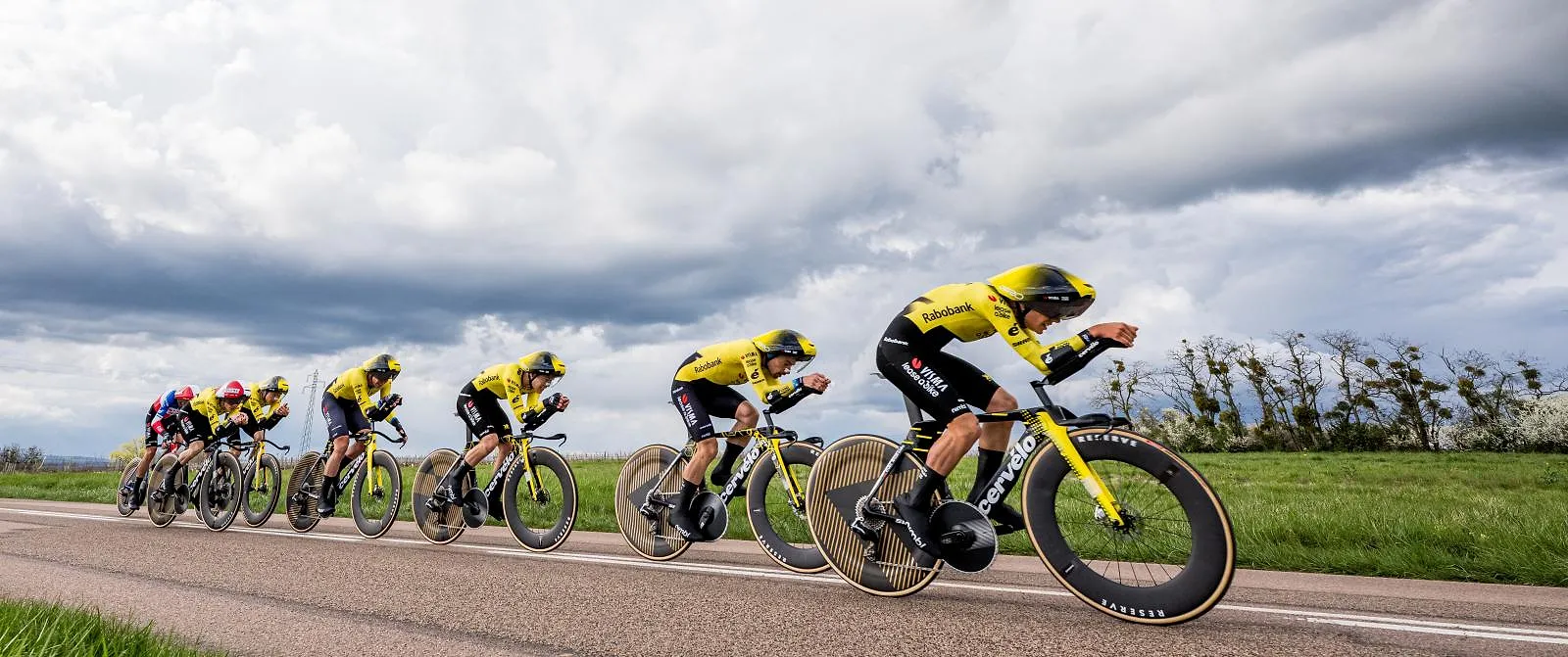 Het Visma van Wout van Aert wint de ploegentijdrit, Alex Baudin blijft in het geel - Circus Daily