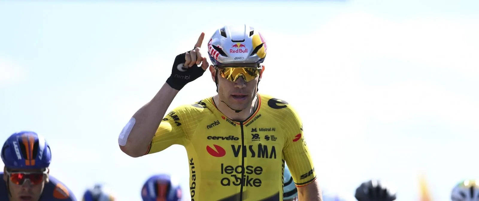 Wout van Aert wint in de sprint de 5e etappe van de Ronde van Auvergne-Rhône-Alpes - Circus Daily