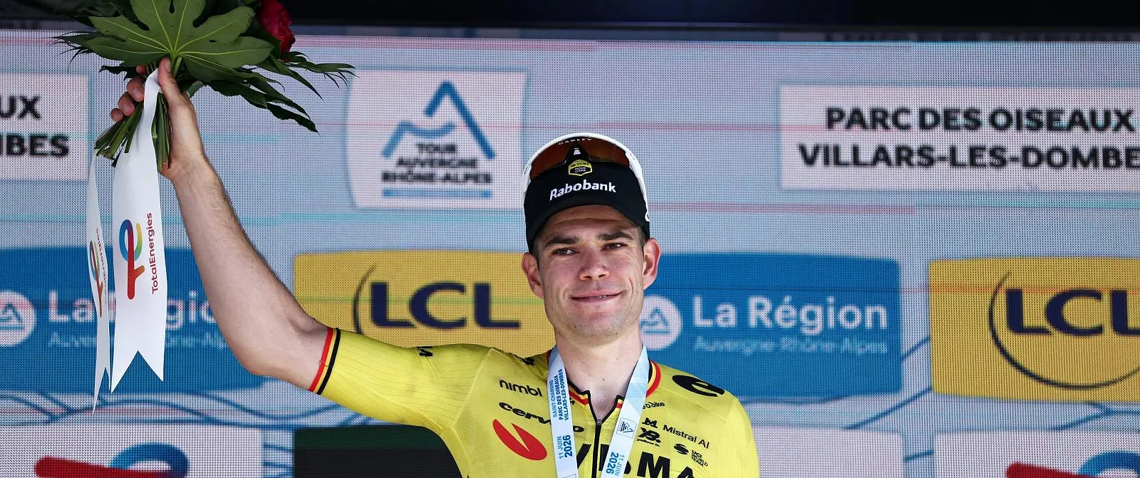 Ondanks ritzege verlaat Wout van Aert de Tour Auvergne-Rhône-Alpes met elleboogklachten - Circus Daily