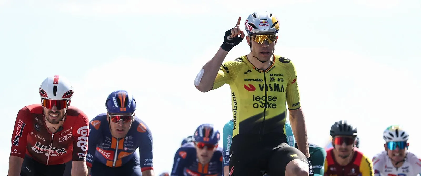 « Het is een mysterie voor ons » : Visma lijkt niet te weten waaraan Wout van Aert lijdt - Circus Daily