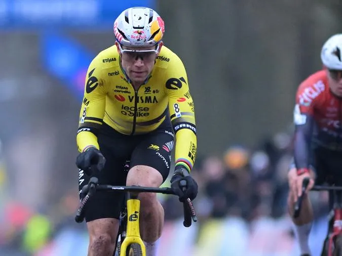 Goed nieuws voor Wout van Aert: de Belg zit opnieuw op de fiets na zijn enkeloperatie!