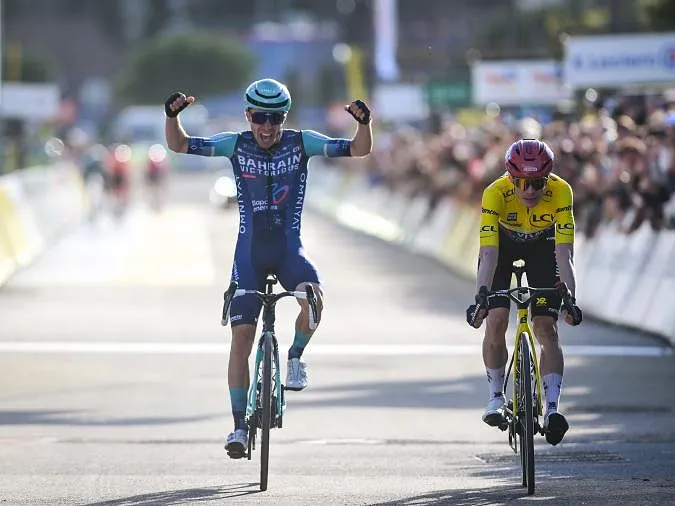 Parijs-Nice: Lenny Martinez klopt Jonas Vingegaard in de sprint in de slotrit, Deen wint eindklassement