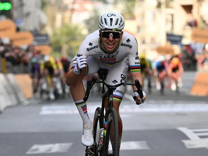 Het shirt gedragen door Pogacar in Sanremo geveild, de Sloveen verdubbelt het bedrag voor een goed doel