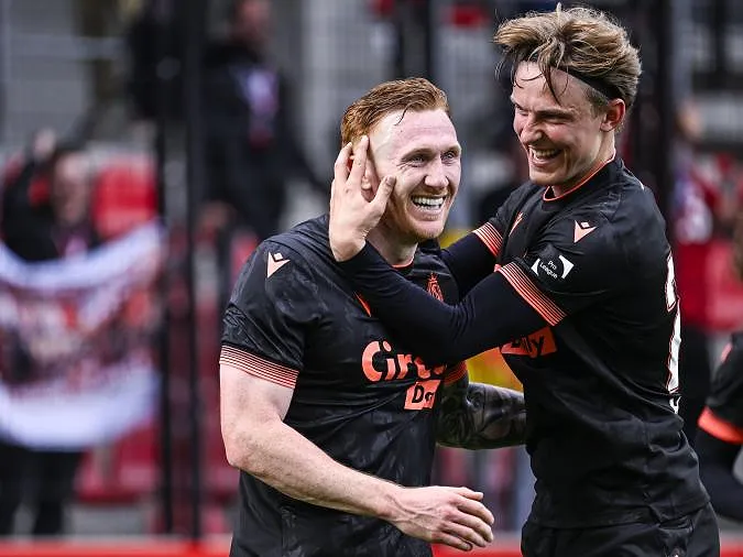 “Niet denken aan de barragewedstrijd” : David Bates voorzichtig voor Standard – Charleroi ! (video)