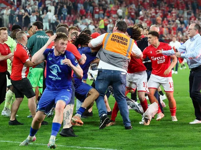“Het was niets persoonlijks, we hebben samen met onze supporters gevierd en dat is wat uit de hand gelopen, dat is alles” : Camara reageert op de incidenten tijdens de Waalse derby