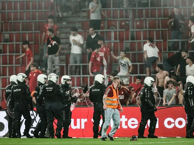 Bestorming van het veld, het gooien van rookbommen en vechtpartijen tussen supporters : de schokkende beelden van een Waalse derby die volledig uit de hand is gelopen