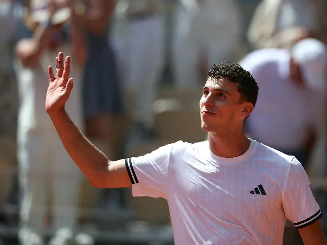 Beul van Sinner wint op twee na langste wedstrijd uit geschiedenis van Roland Garros
