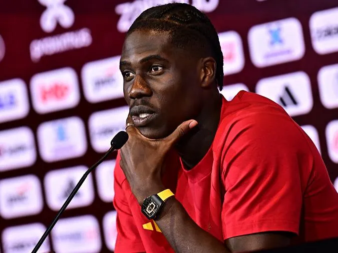 Amadou Onana blikt tevreden terug op basisdebuut in verdediging : « Het was degelijk »