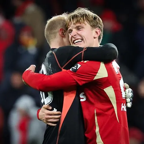 Andi Zeqiri kopt Standard naar zuinige 1-0-zege tegen Cercle Brugge - Standard's goalkeeper Arnaud Bodart and Standard's Ibe Hautekiet celebrate after winning a soccer match between Standard de Liege and Cercle Brugge, Saturday 23 November 2024 in Liege, on day 15 of the 2024-2025 season of the 'Jupiler Pro League' first division of the Belgian championship. BELGA PHOTO VIRGINIE LEFOUR - Belga