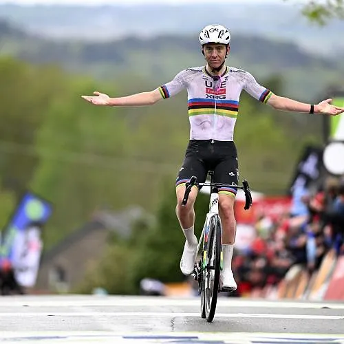 Waalse Pijl: Tadej Pogacar rijdt met overmacht naar tweede zege (video)