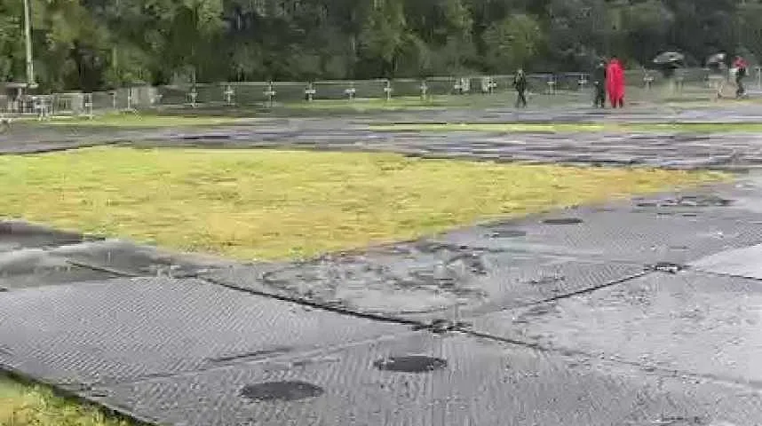 Pluie au Tour de France: le départ de la 2e étape décalé 