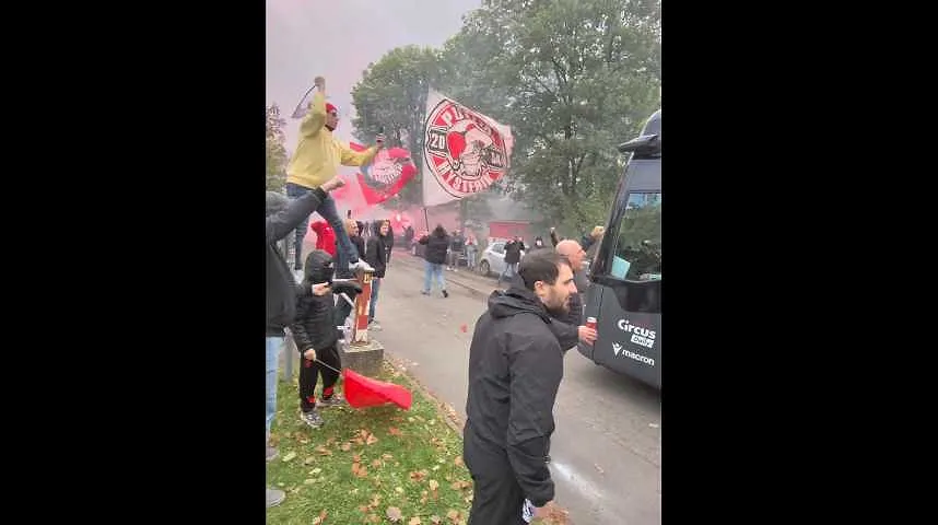 Les supporters du Standard accompagnent le départ du car des joueurs - Les supporters du Standard accompagnent le départ du car des joueurs