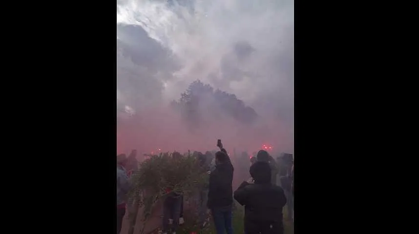 Les supporters du Standard accompagnent le départ du car des joueurs - Les supporters du Standard accompagnent le départ du car des joueurs