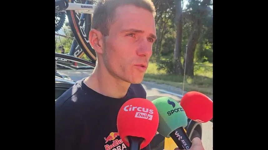 Remco Evenepoel analyseert de ploegtactiek in de 18de etappe van de Tour. - Remco Evenepoel analyseert de ploegtactiek in de 18de etappe van de Tour.