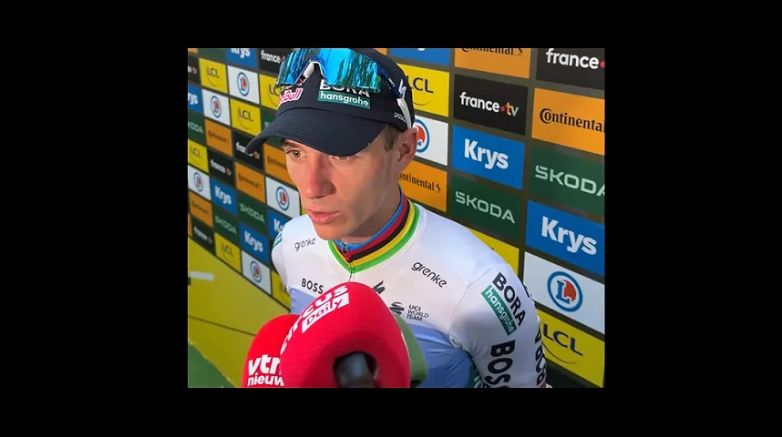 Remco Evenepoel is dolgelukkig met zijn tweede plaats in het eindklassement.