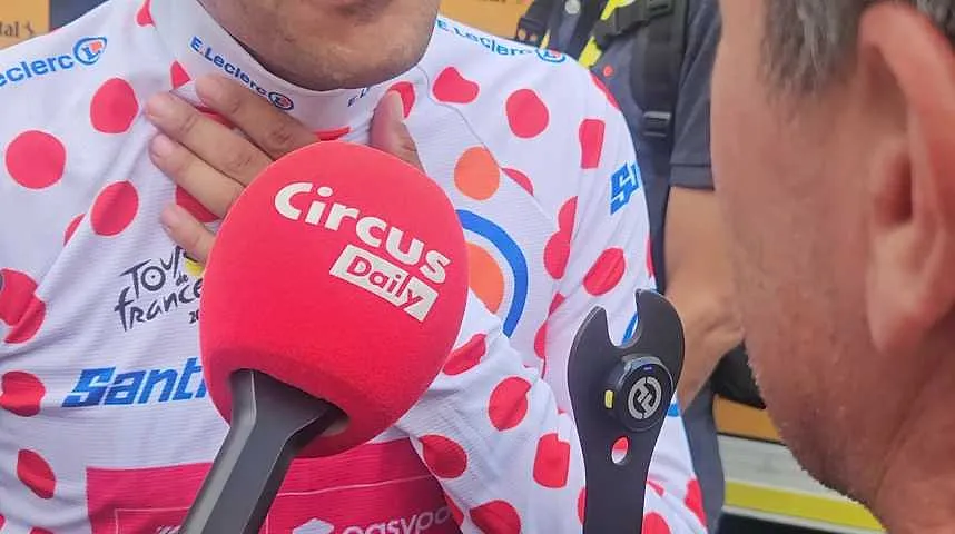 “Ik draag deze op aan mijn familie” : dolgelukkige Richard Carapaz na winst van de bolletjestrui in de Tour de France - “Ik draag deze op aan mijn familie” : dolgelukkige Richard Carapaz na winst van de bolletjestrui in de Tour de France