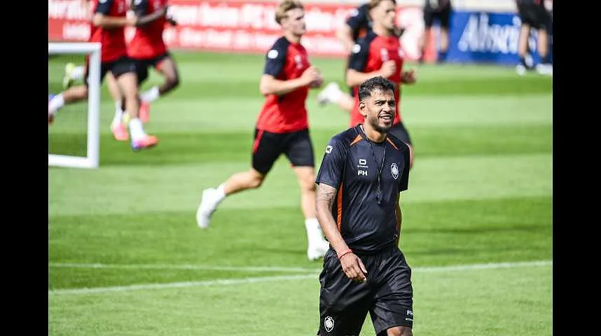 Des matchs amicaux, du travail intense et de la cohésion de groupe : Faris Haroun revient sur le stage de l’Antwerp - Des matchs amicaux, du travail intense et de la cohésion de groupe : Faris Haroun revient sur le stage de l’Antwerp